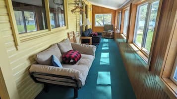 Télévision, table de tennis de table, livres