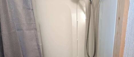 Dusche, Haartrockner, HandtĂŒcher, Shampoo