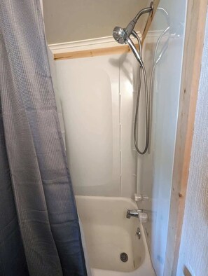 Douche, séchoir à cheveux, serviettes fournies, shampooing