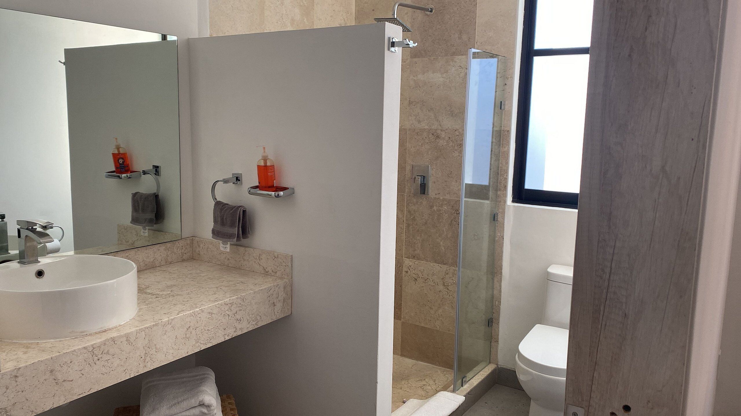 Apartment | Bathroom | Shower, free toiletries, toilet paper