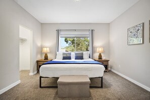 6 bedrooms, travel cot, WiFi, bed sheets - Spacious 6 Bedroom less than 10 min walk to Downtown WI Dells! Sleeps 20+! (Wisconsin Dells)