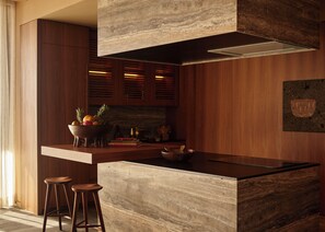 Chambre, Plusieurs lits, en face de la plage (Canalan Villa) | Cuisine privée | Cafetière-théière, chaise haute