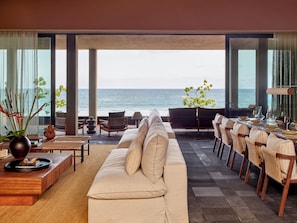 Phòng, nhiều giường, sát bãi biển (Canalan Villa) | Khu phòng khách | TV màn hình phẳng 50-inch có truyền hình vệ tinh, iPod dock