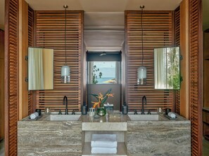 Tina y regadera independientes y regadera tipo lluvia