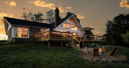 3BR! Mountain View! Hot Tub! Fire Pit. Games. King beds. Sleep 6! Near SNP.