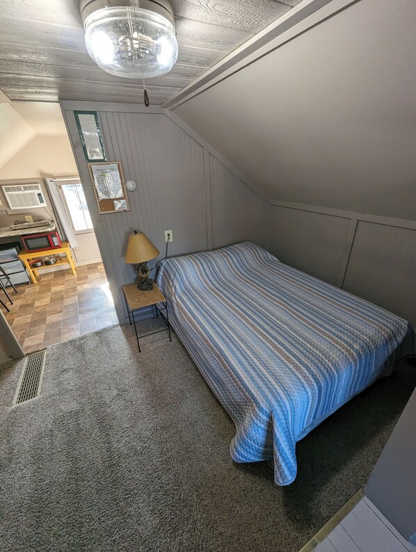 مكواة/لوح كي وسرير سفر وواي فاي مجانًا وملاءات أسرّة