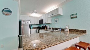 Kylskåp, mikrovågsugn, ugn och spishäll