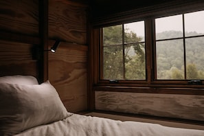 1 bedroom, iron/ironing board, free WiFi, bed sheets - Tranquil Loft Retreat in Virginia Wine Country (Faber)