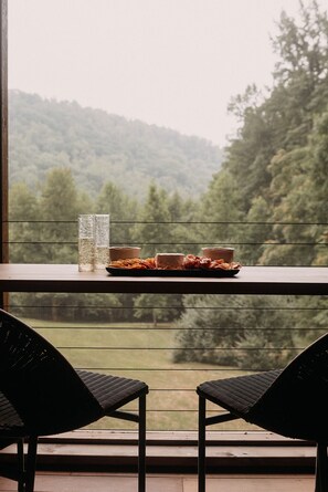 Outdoor dining - Tranquil Loft Retreat in Virginia Wine Country (Faber)