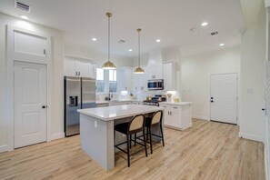 Fridge, microwave, oven, stovetop - 4BR w/ Backyard Theatre | 5 Mins to Downtown (Houston)