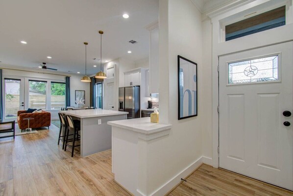 Interior - 4BR w/ Backyard Theatre | 5 Mins to Downtown (Houston)