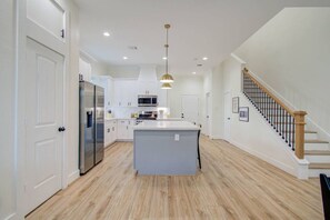 Fridge, microwave, oven, stovetop - 4BR w/ Backyard Theatre | 5 Mins to Downtown (Houston)