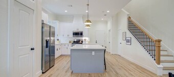 4BR w/ Backyard Theatre | 5 Mins to Downtown