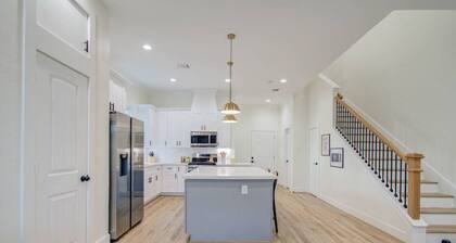 4BR w/ Backyard Theatre | 5 Mins to Downtown