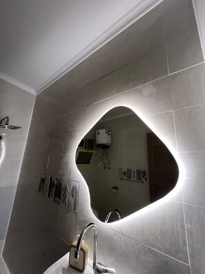 Dusch, bidé, handdukar och tvål