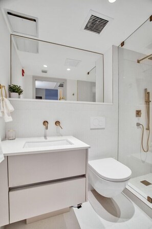 Gratis toiletartikelen, een haardroger, handdoeken