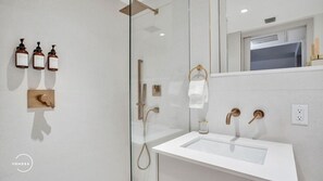 Kostenlose Toilettenartikel, Haartrockner, Handtücher