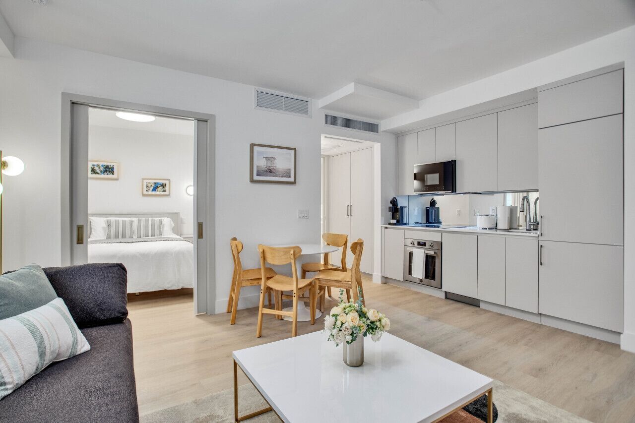 Un apartament modern amb saló, menjador i cuina.