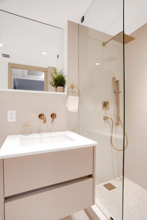 Séchoir à cheveux, serviettes fournies