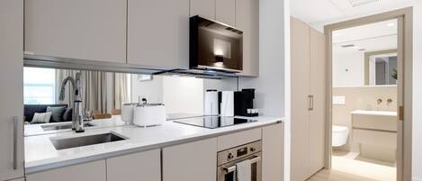 Refrigerador, microondas, horno, placa de cocina