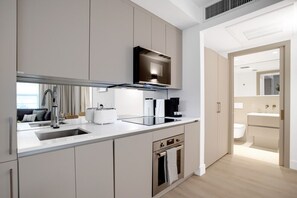 Kylskåp, mikrovågsugn, ugn och spishäll