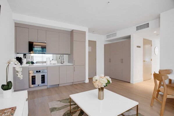 Kjøleskap, mikrobølgeovn, ovn og kokeplater