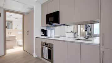 Réfrigérateur, micro-ondes, four, plaque de cuisson