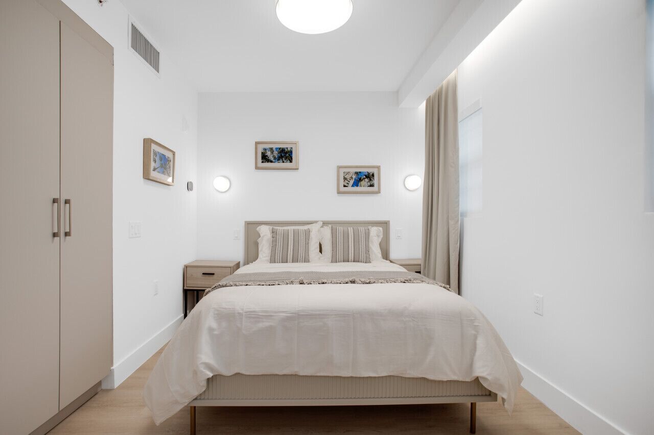 Una camera da letto con un letto, comodini e un armadio.
