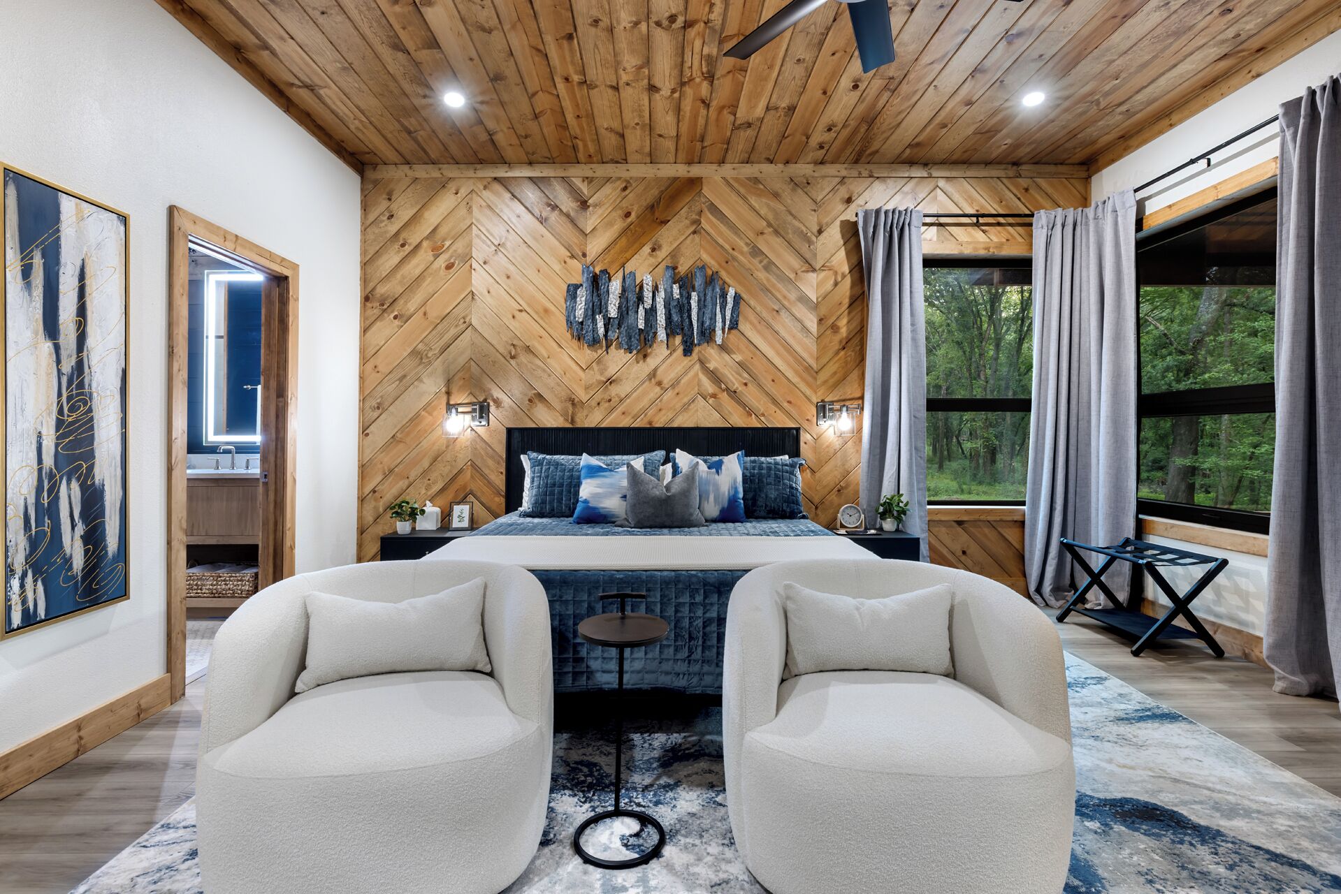 4 bedrooms, desk, iron/ironing board, travel crib