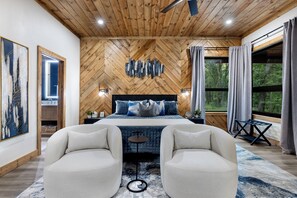 4 室のベッドルーム、デスク、アイロン / アイロン台、旅行用ベビーベッド