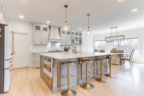 Réfrigérateur, micro-ondes, plaque de cuisson, lave-vaisselle