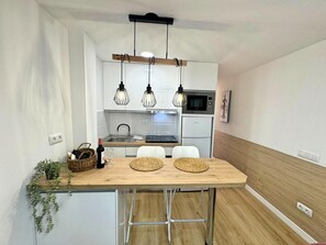 Refrigerador, microondas, cafetera y tetera y tostadora 