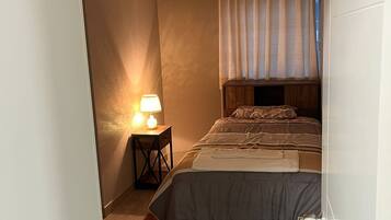 3 habitaciones, tabla de planchar con plancha, wifi y ropa de cama