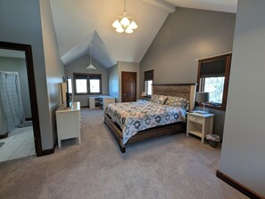 5 habitaciones, escritorio y tabla de planchar con plancha 