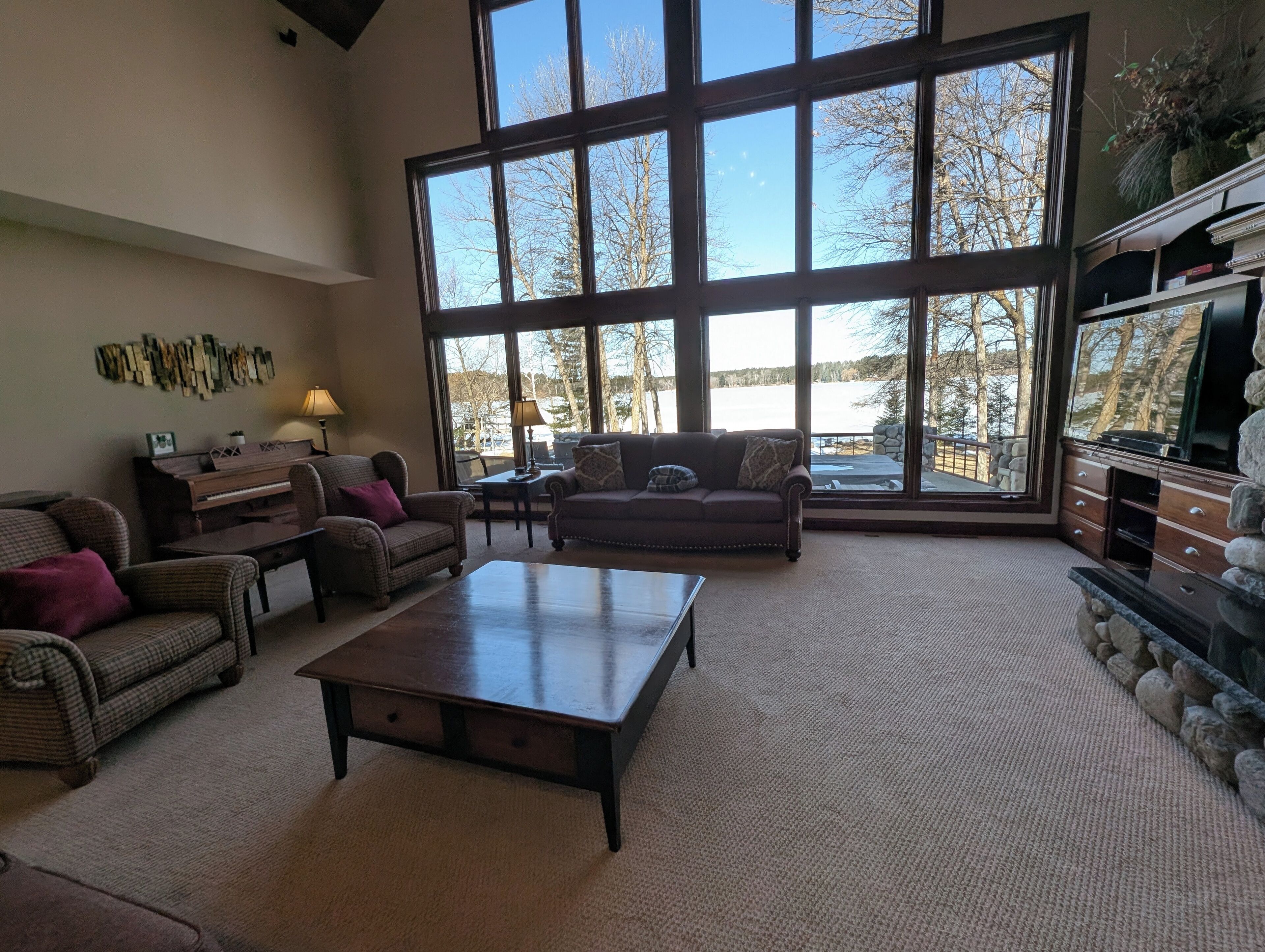 TV connectée, cheminée, baby-foot, livres