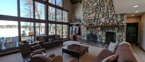 Smart TV, chimenea, futbolito y oficina