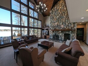 Smart TV, chimenea, futbolito y libros 