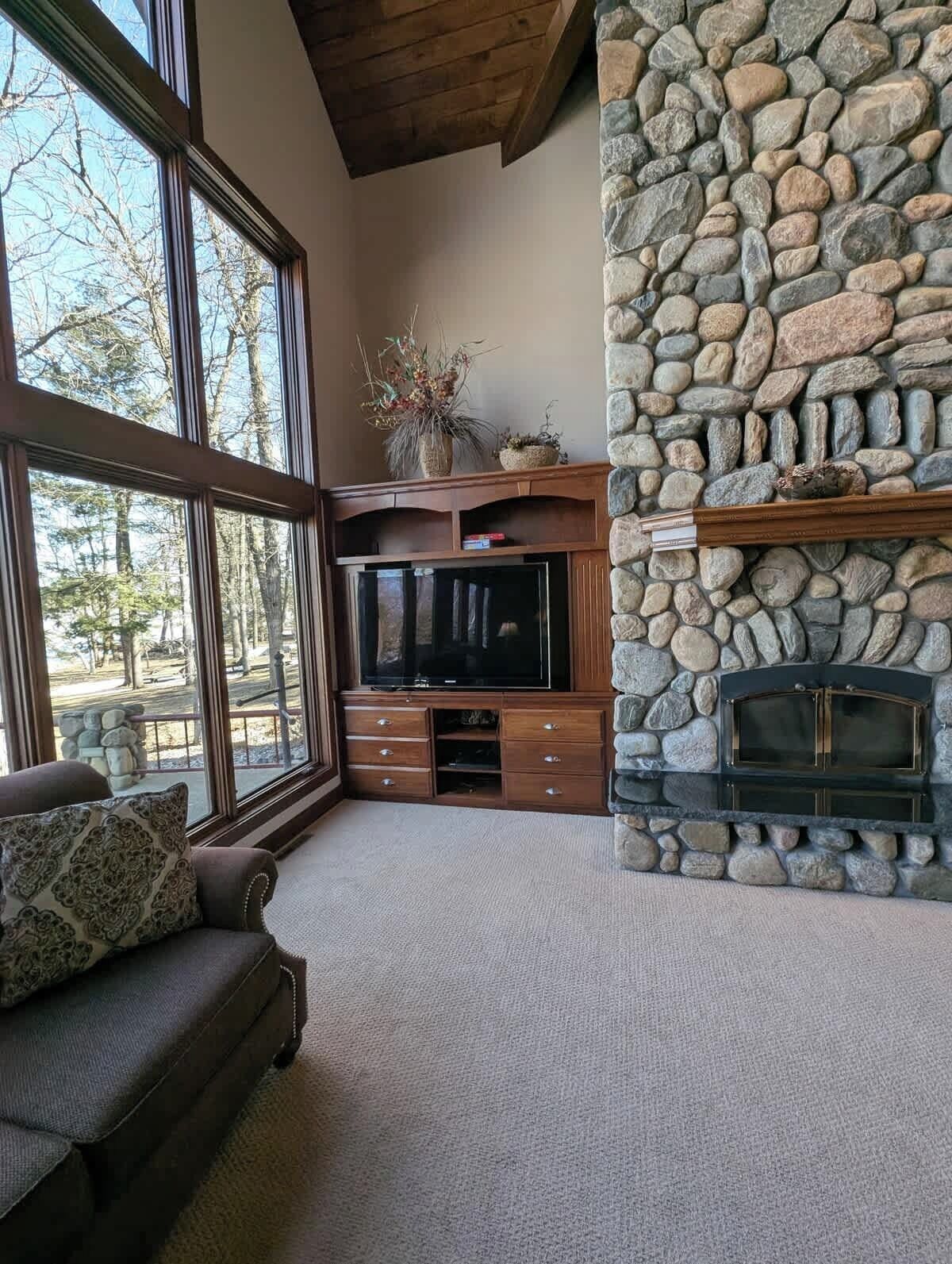 TV connectée, cheminée, baby-foot, livres