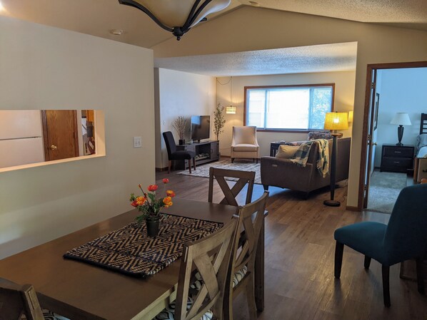 TV, fireplace, foosball - Charming family friendly home in quiet convient neighborhood. (Sioux Falls)