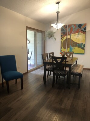 Dining - Charming family friendly home in quiet convient neighborhood. (Sioux Falls)