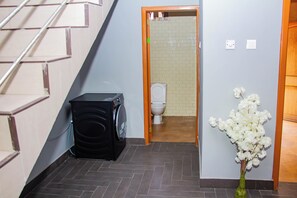 Classic Double Room | Bathroom - Accra Cosy Homes (Ngleshi Amanfro)