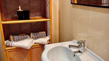 Asciugamani, sapone, carta igienica