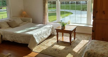 Cozy studio in charming Elkton with AC and WiFi included. 3 miles from Fair Hill