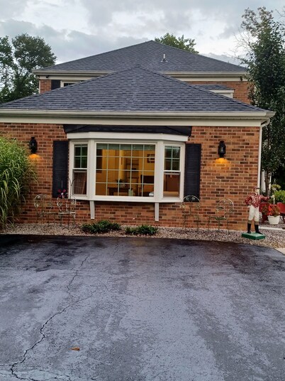 Cozy studio in charming Elkton with AC and WiFi included. 3 miles from Fair Hill