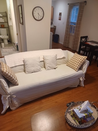 Smart TV . Cozy studio in charming Elkton with AC and WiFi included. 3 miles from Fair Hill