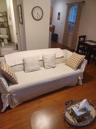 Cozy studio in charming Elkton with AC and WiFi included. 3 miles from Fair Hill