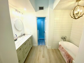 Dusj, hårføner, håndklær og såpe