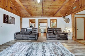 Interior - Cabin 3BR close to lake w rolling hills (Dewittville)