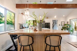 Køleskab, mikrobølgeovn, ovn, kogeplade