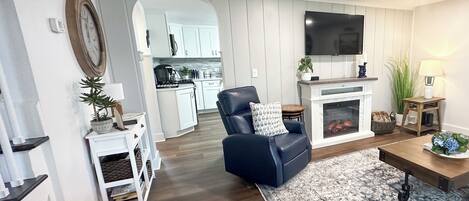 Una Smart TV, una chimenea, libros